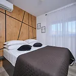Sky - Heating Pool Villa Kastel Novi